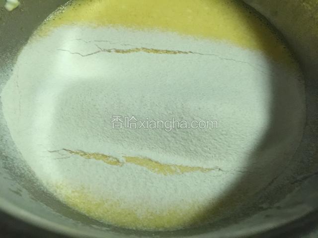 筛入低粉搅拌均匀。
