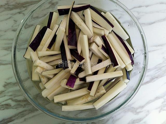 茄子切长条在盐水中浸泡20分钟