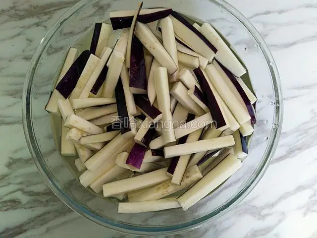 茄子切长条在盐水中浸泡20分钟