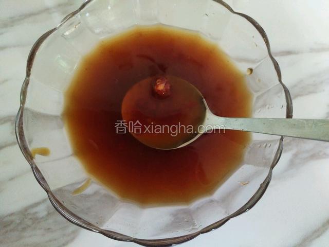 取一小半碗清水，加入李锦记蒜蓉酱，蚝油，味极鲜，白糖调好酱汁