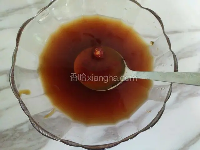 取一小半碗清水，加入李锦记蒜蓉酱，蚝油，味极鲜，白糖调好酱汁