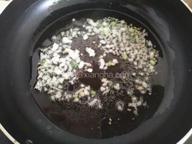 锅中放油烧热，放入一部分葱姜蒜爆香