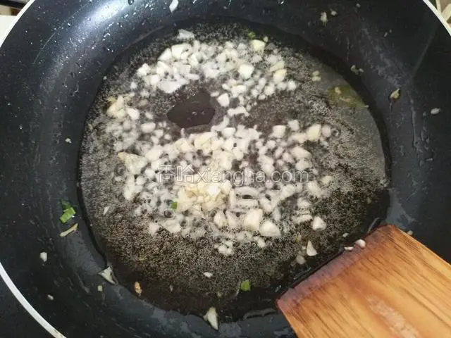 锅中留油，加入另外一部分蒜蓉爆香