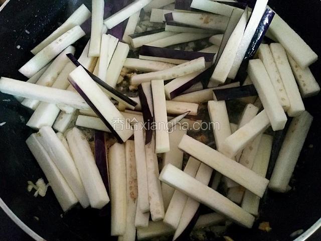 放入沥水的切条，中火慢慢翻炒