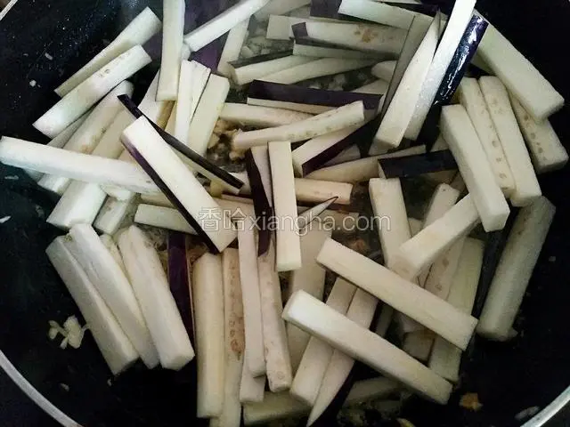 放入沥水的切条，中火慢慢翻炒