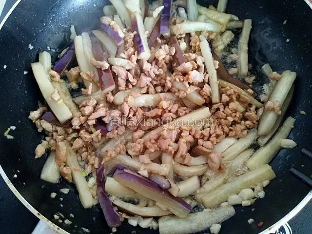 待茄子软化以后倒入肉末
