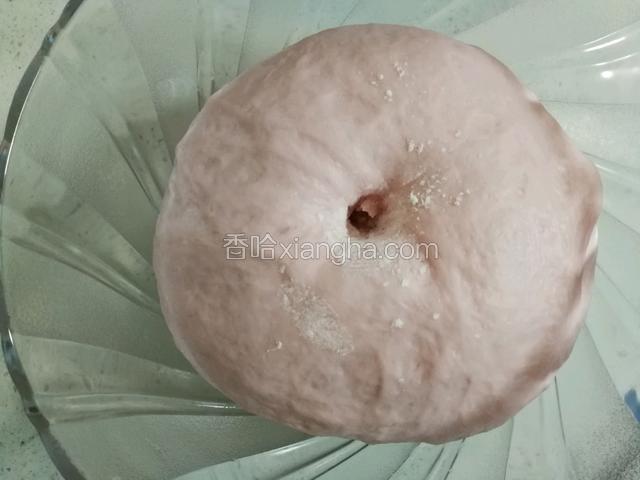 等再次发酵至二倍大时，用手指蘸取少许干面粉在面团中间戳一个洞，如果面团不粘手不回缩就是发酵完成。