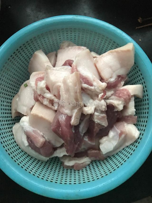 准备洗净即切好的猪肉备用