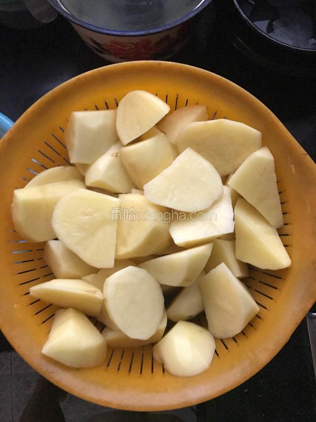 土豆切块洗净