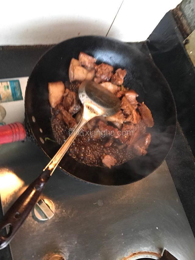 放老抽或普通酱油继续煸炒放入少许盐