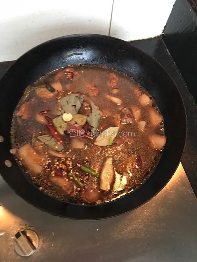 加水及香叶，大料，白芷，红辣椒加入2勺糖