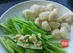 章鱼丸炒青辣椒的做法图解2