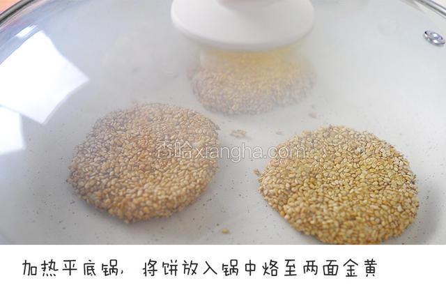 加热平底锅，将饼放入锅中烙至两面金黄

宝餐提示：如果你不好判断藕丝饼是否熟透，可以切开。如果通体半透明就是熟啦，如果还有一些发白，就回锅继续小火加热