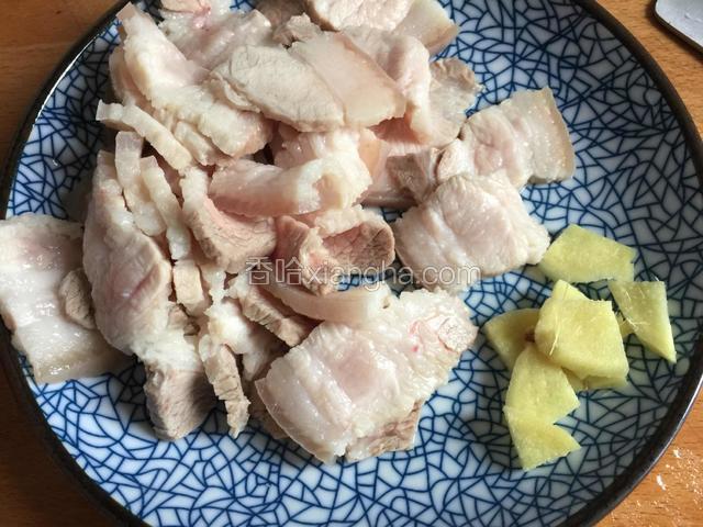 把煮熟的五花肉晾凉切薄片，姜也切片。