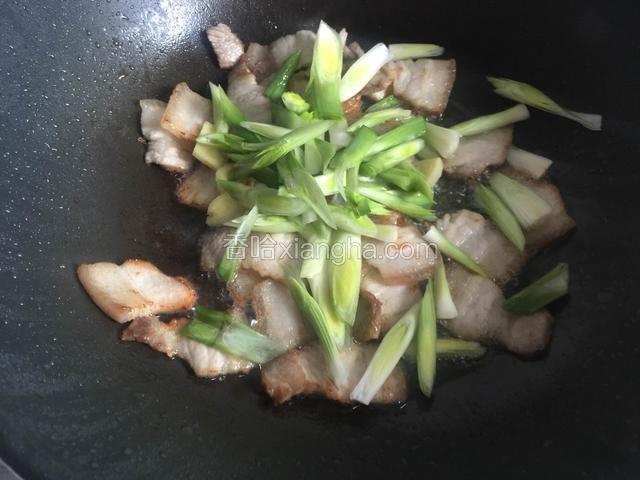 放入蒜白和姜片煸炒出香味。