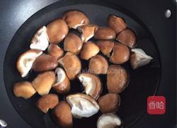 香菇烧鸡块的做法图解1