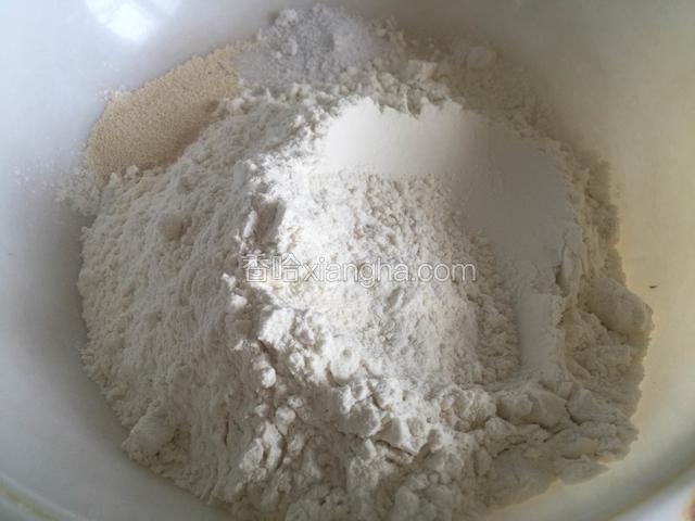 酵母、盐和面粉放盆中。