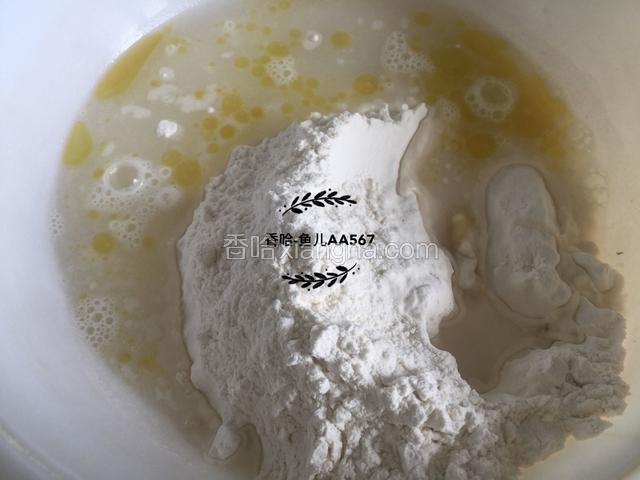 加入橄榄油和水，搅拌成棉絮状。