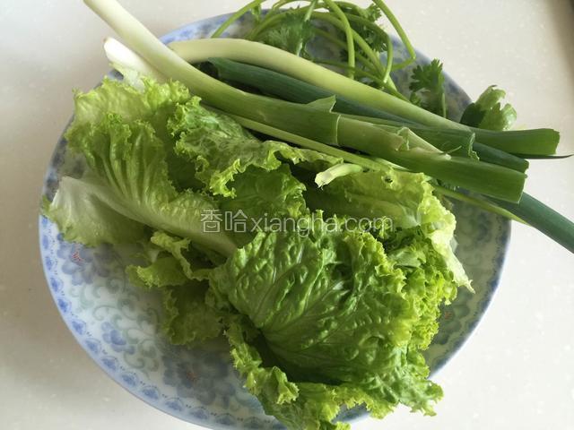 此时将生菜、香菜和大葱洗净备用。