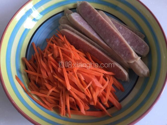 胡萝卜切丝，火腿肠对半切开。
