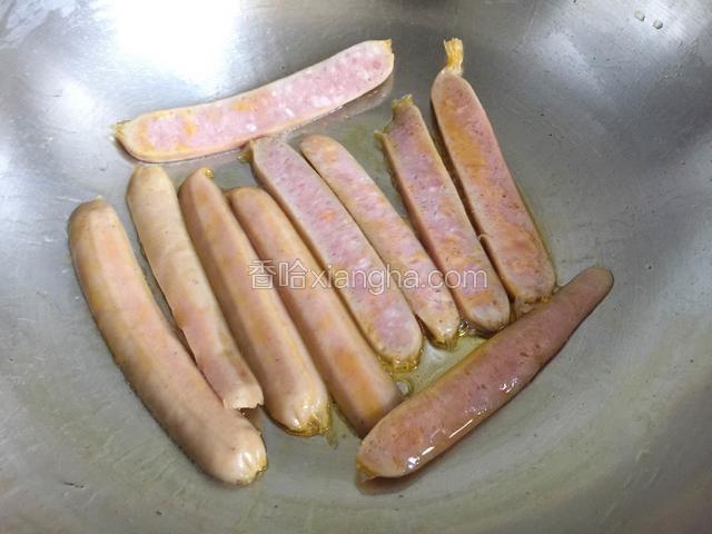 将火腿肠煎一下备用。