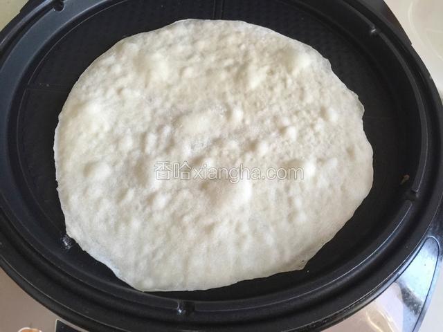 电饼铛预热后放饼（不放油），几秒钟之后会鼓起小泡。