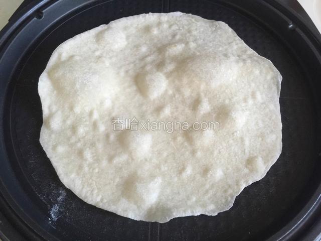 十多秒后翻面，再烙十多秒取出。