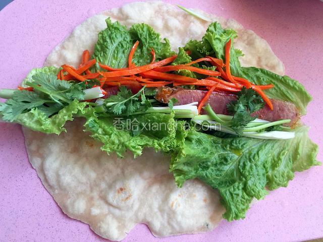 将配菜等放饼上。