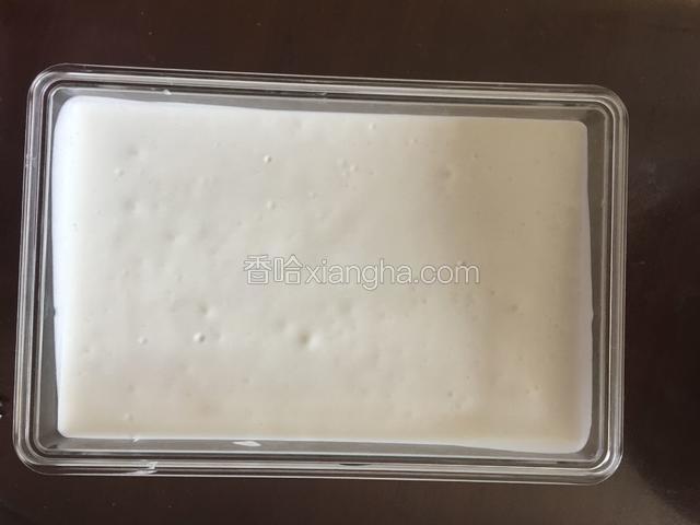 把冰淇凌倒入密封盒里放进冰箱进行冷冻。