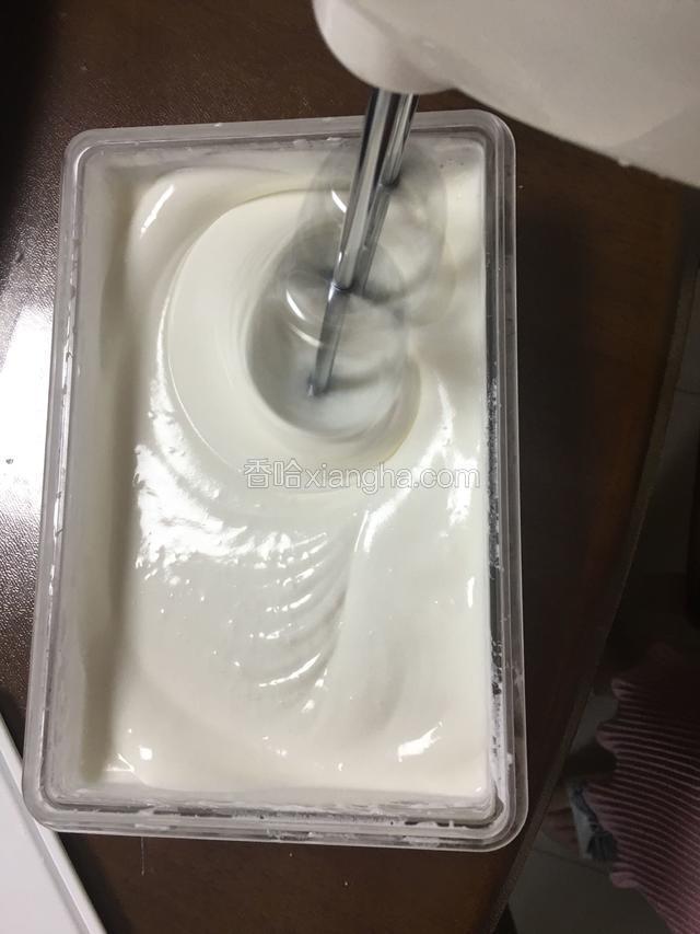 冷冻1小时后再重新拿出来打发。反复打发2-3次，打发时间为5分钟左右。然后冷冻5一6小时后就可以吃了。