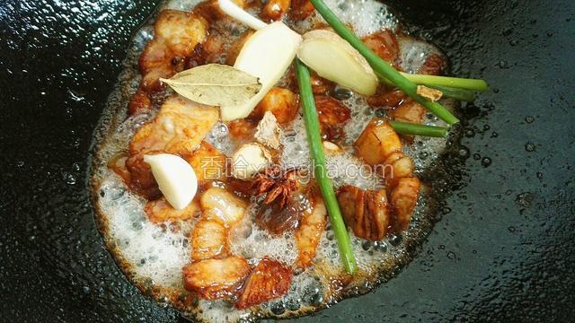 加入葱姜蒜，香料，炒出香味