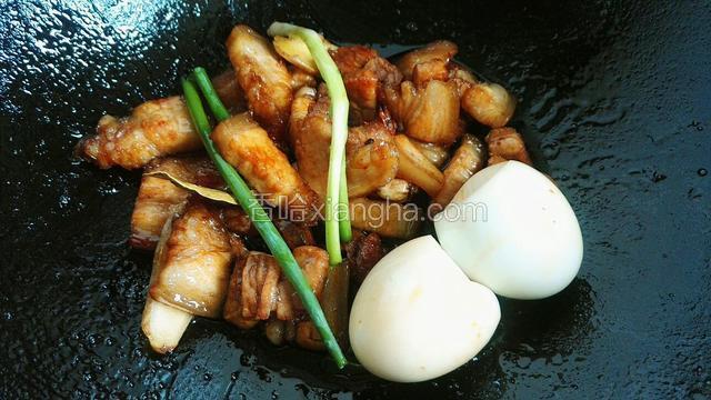 土鸡蛋提前煮熟剥壳，放入锅里