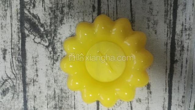 剩米饭蒸热，使用太阳花模具把米饭倒扣在盆子