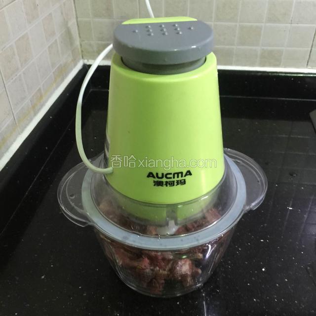 牛肉洗干净，去筋，切块，倒进料理机绞肉碎