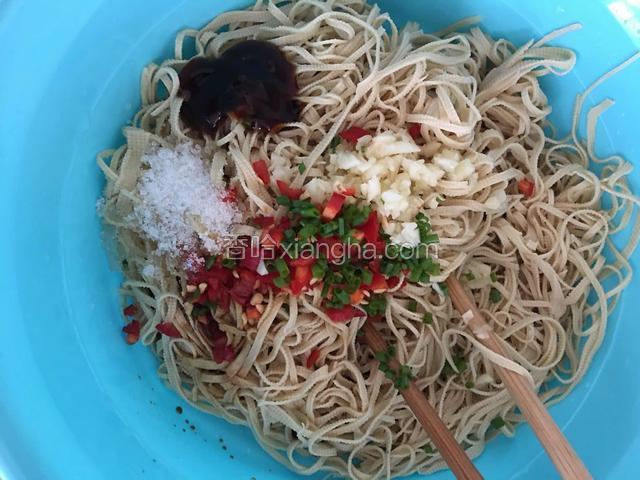 倒掉水，去适量调味辅料加入