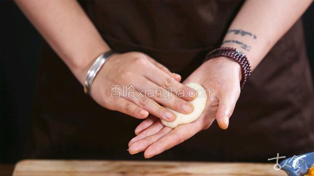 糯米粉与玉米粉混合，过筛入牛奶中，搅拌均匀。