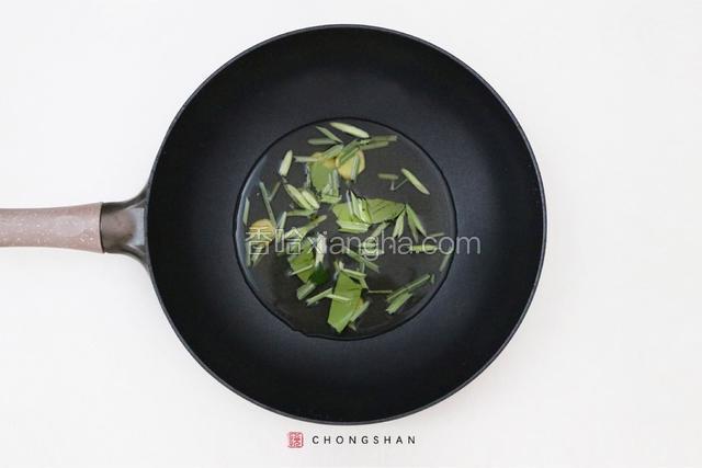 平底锅中加入南姜、柠檬叶、柠檬香茅、鱼露、白砂糖、适量水，盖上锅盖大火煮开。