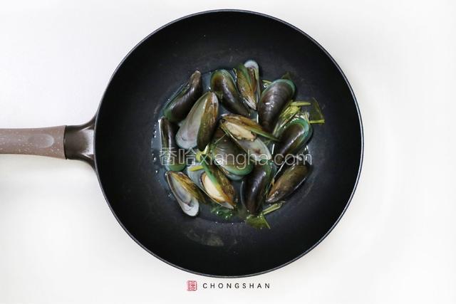 酱料煮沸后转中火，加入青口，把罗勒叶铺在青口上，盖上锅盖焖10分钟。然后迅速加入柠檬汁，关火盖上锅盖焖2分钟。