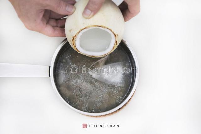 将椰汁全部倒入汤锅，转中小火炖2-3小时至汤水减半变浓，鸭油溢出。