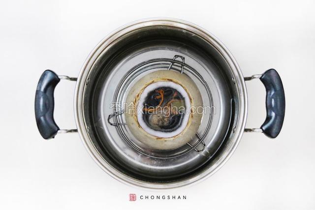 把鸭肉、汤汁装入椰青，放入黑木耳、虫草花，盖上椰青盖，100摄氏度蒸20分钟即可。