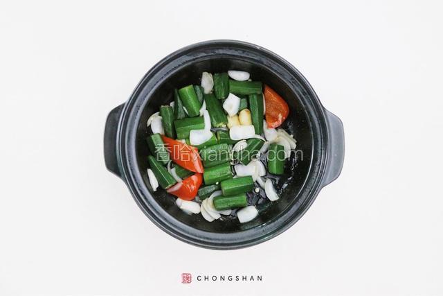 盖上锅盖焖烧30秒，揭开盖子后再翻炒片刻，关火。