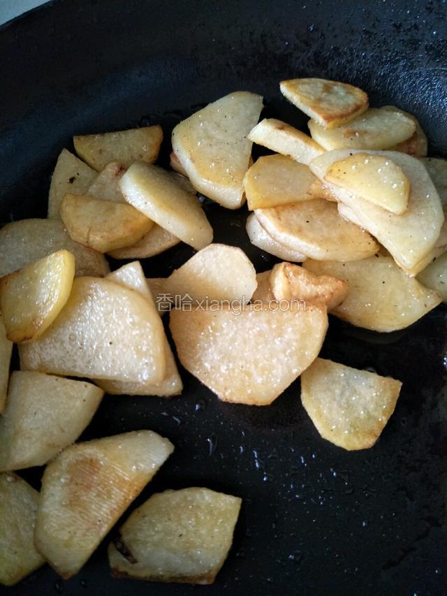 煎至两面金黄后熟透捞出备用。