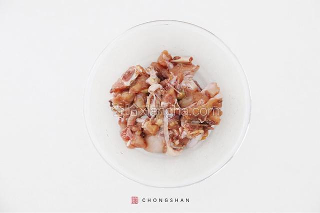 把鸡肉放到碗中，加入生抽、料酒、盐生姜、花椒粒搅拌均匀，腌制。