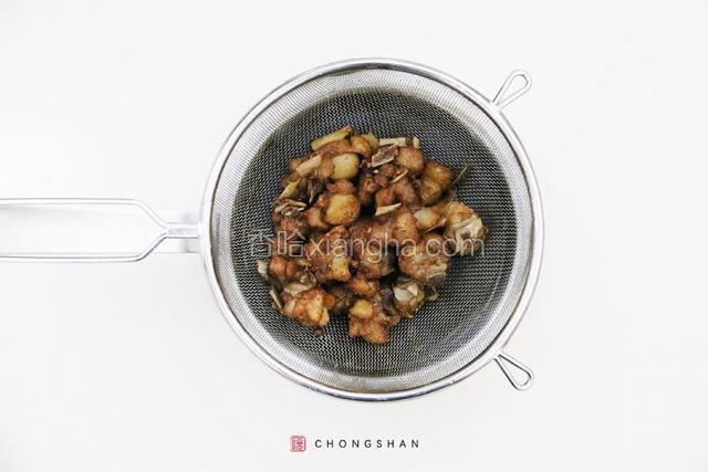 再次下锅炸一遍。