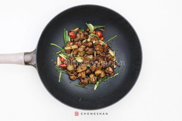 锅内放底油，大火烧热，放入大蒜、葱、生姜、泡椒、麻辣酱一起爆香，再放入炸好的鸡肉翻炒，直至鸡肉均匀地沾上酱汁。