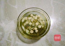 莲子百合绿豆汤的做法图解2