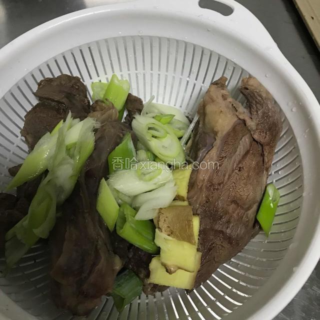 牛肉水煮后捞出洗净，葱姜洗净备用，我煮了一包的牛肉，这款面食只用其中一块就可以了，其他放冰箱备用，尽快吃的比较好。