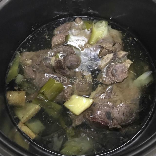牛肉葱姜加盐放电饭煲里炖2小时