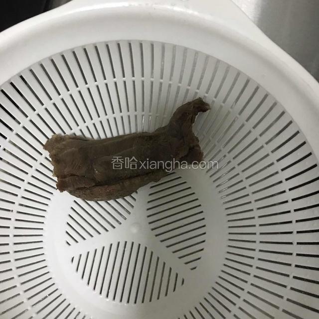 炖好的牛肉选一块过冷水用于做这款面食，其他放凉用保鲜膜封好放冰箱，牛肉汤撇开杂质盛出一碗放凉封好放冰箱作为卤水炒菜时用