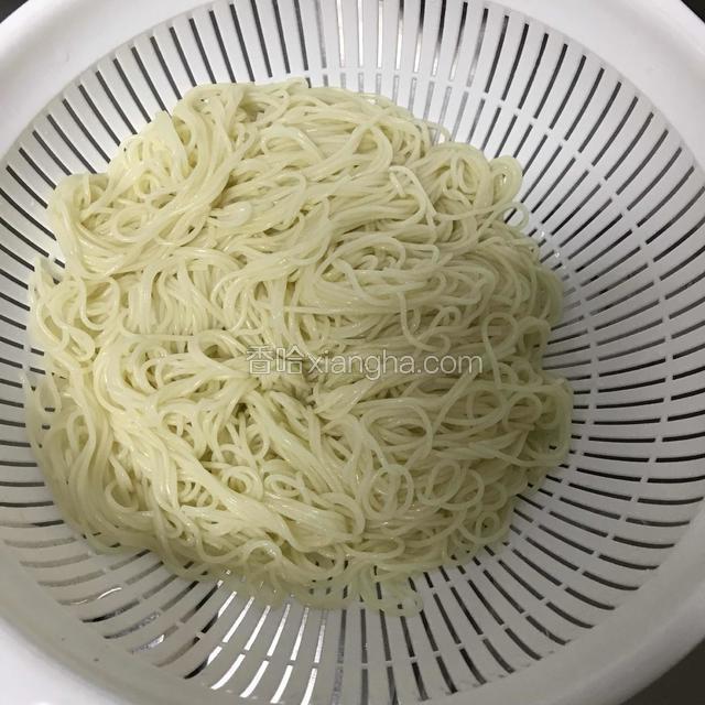 面煮熟捞出过冷水
